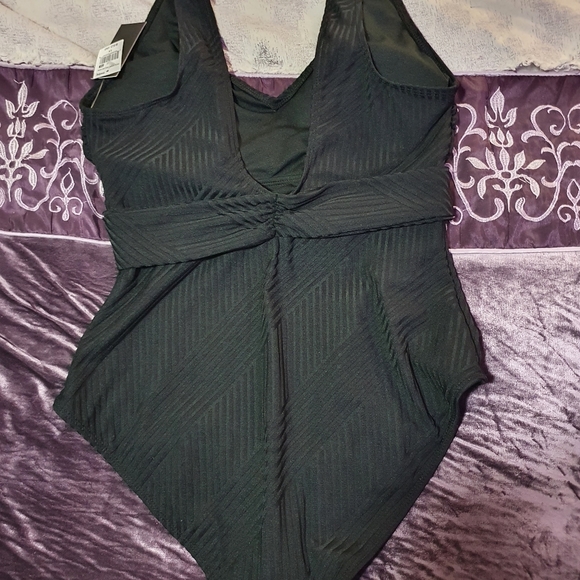 One piece swim suit - Picture 2 of 4